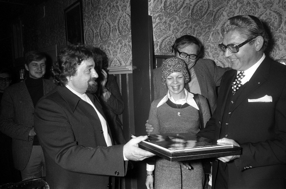 De zanger ontvangt een exemplaar van zijn nieuwe LP, Bestanddeelnr 926-8252