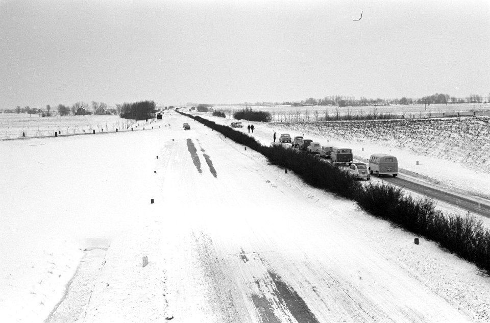 De Rijksweg Amsterdam-Utrecht, buldozer bezig met sneeuwruimen, Bestanddeelnr 914-6682