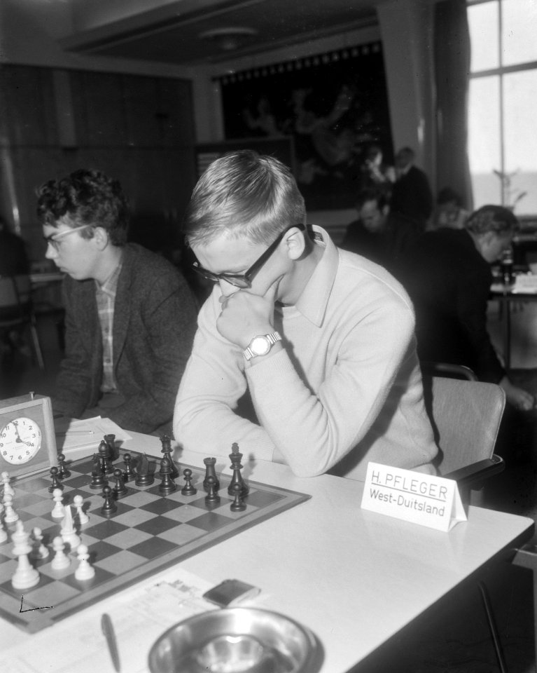 De West-Duitse Grootmeester Helmut Pleger aan het schaakbord, Bestanddeelnr 919-6521