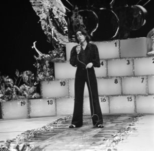 De zanger met op de achtergrond een showballet, Bestanddeelnr 926-9308