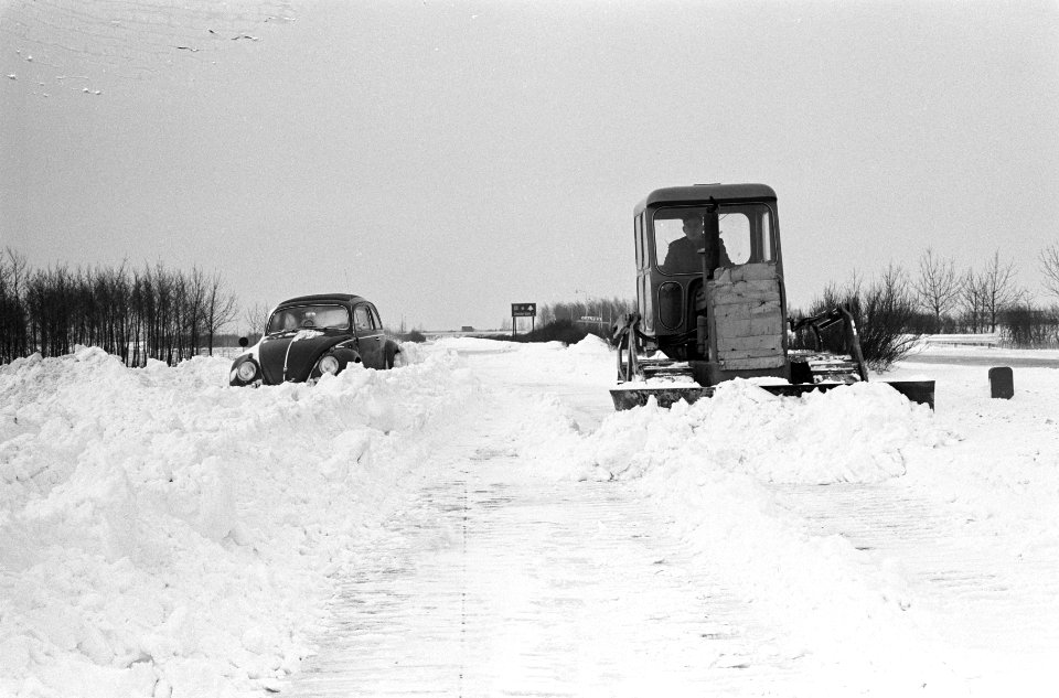De Rijksweg Amsterdam-Utrecht, buldozer bezig met sneeuwruimen, Bestanddeelnr 914-6677