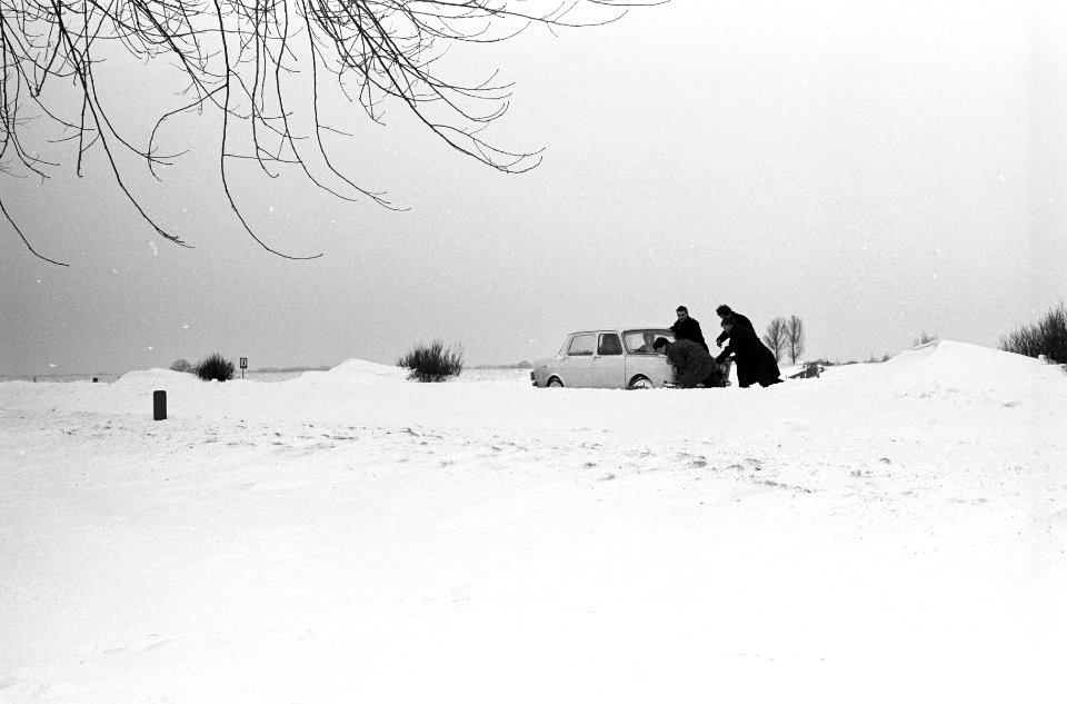 De Rijksweg Amsterdam-Utrecht, een ingesneeuwde wagen vrijmaken, Bestanddeelnr 914-6675