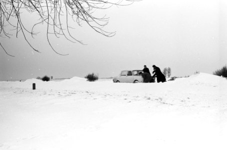 De Rijksweg Amsterdam-Utrecht, een ingesneeuwde wagen vrijmaken, Bestanddeelnr 914-6675