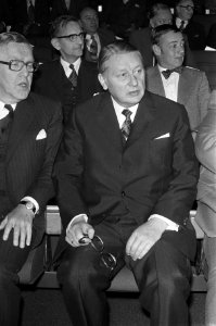 De Westduitse minister van Verkeer, dr L Lauritzen (links), Bestanddeelnr 926-8228