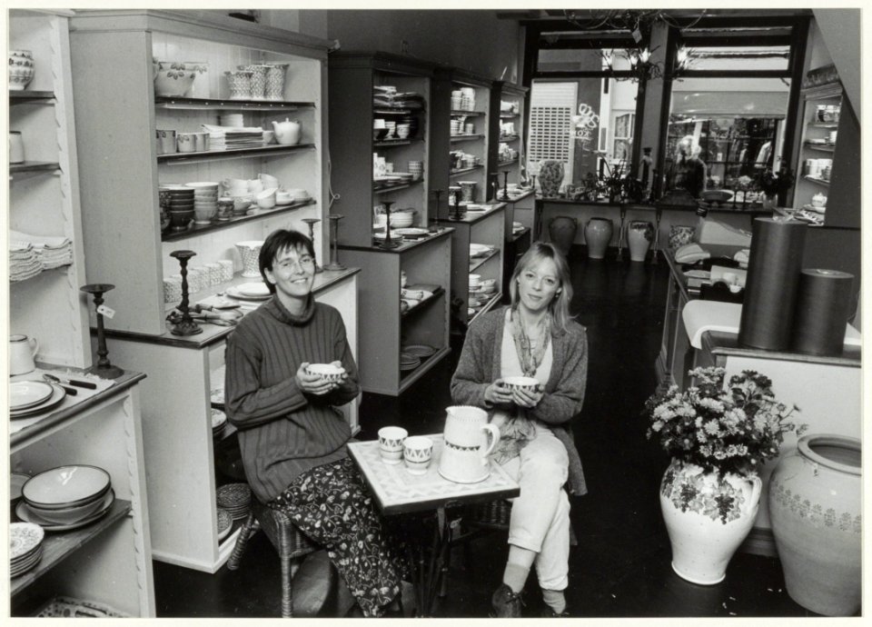 De winkel Kom Aardewerk, Gierstraat 50. Rechts eigenaresse Reineke Schmitz, links medewerkster Nathalie van Belzen. NL-HlmNHA 54037108
