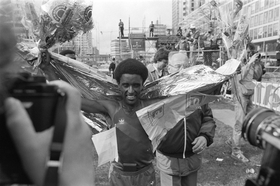 De winnaar Abebe Mekkonen met de Ethiopische vlag, Bestanddeelnr 933-6299