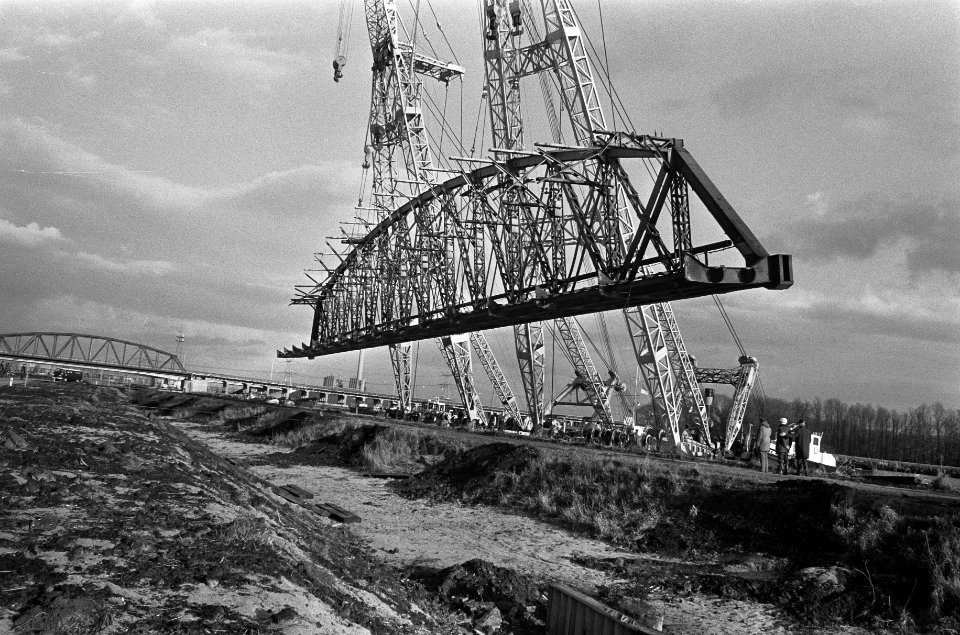 De spoorbrug wordt naar de wal getakeld, Bestanddeelnr 926-8505