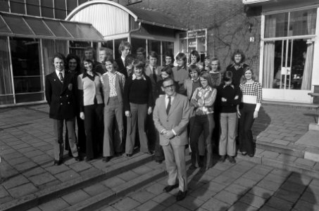 De sportlieden poseren voor een groepsfoto, op de voorgrond Leo van der Kar, Bestanddeelnr 927-0302