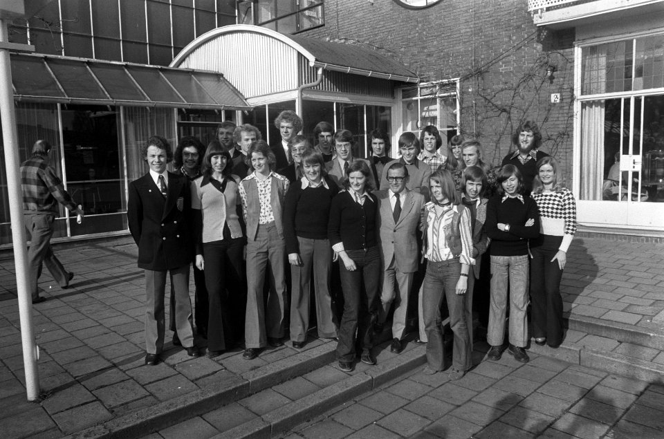 De sportlieden poseren voor een groepsfoto, met in hun midden Leo van der Kar, Bestanddeelnr 927-0301