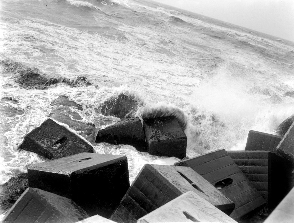 De zee met zeewering bij IJmuiden, Bestanddeelnr 189-0887