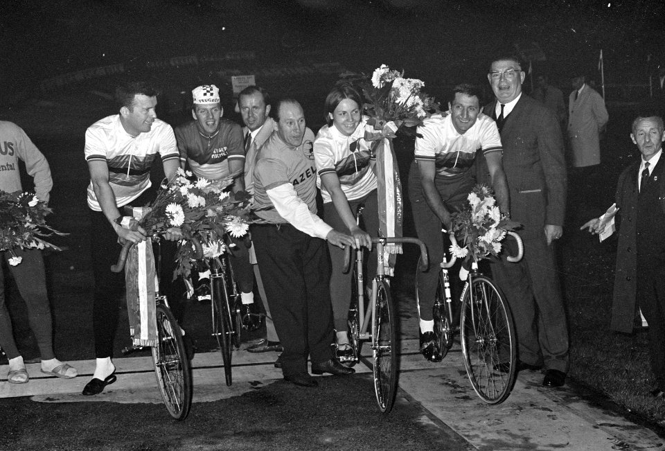 De wereldkamioenen worden gehuldigd. Vlnr. R. de Loof (kampioen prof stayers), K, Bestanddeelnr 921-6453