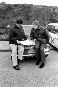 De winnaars van vorig jaar Don Morley (links) en Erle Morley met Austin-Healey, Bestanddeelnr 917-6910