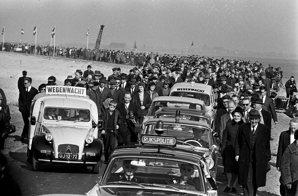 De weg over de Grevelingendam geopend door minister van Verkeer en Waterstaat Ja, Bestanddeelnr 917-5997