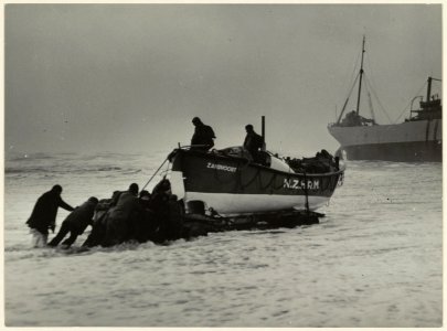 De Zandvoortse reddingbrigade in een vliegende storm in actie tijdens de stranding van het Zweedse vrachtschip C.A. Banck nabij de kop van de Zeeweg, 1949. NL-HlmNHA 54004218