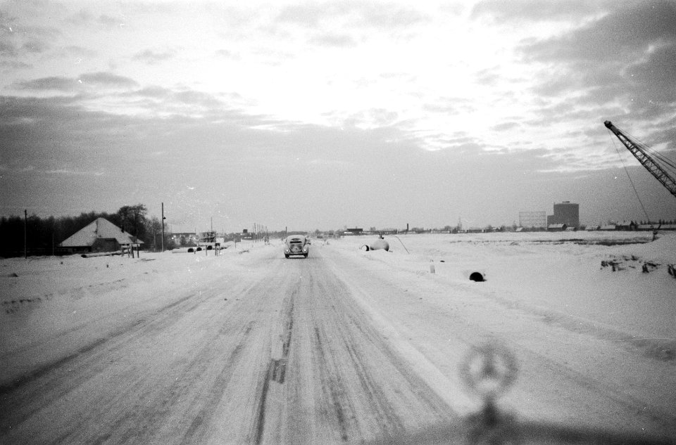 De wegen in Amsterdam in ijsbanen herschapen. Weg Velsen-Amsterdam, Bestanddeelnr 914-7183
