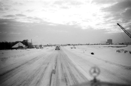 De wegen in Amsterdam in ijsbanen herschapen. Weg Velsen-Amsterdam, Bestanddeelnr 914-7183