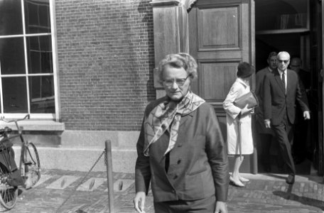 De wekelijkse kabinetszitting op Binnenhof, Den Haag nr. 3 Minister Klompe en , Bestanddeelnr 922-7422