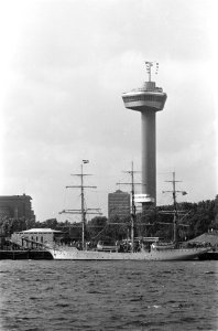 De zeilrace naar Rotterdam, het Noorse Sorlandet bij Euromast, Bestanddeelnr 914-2144