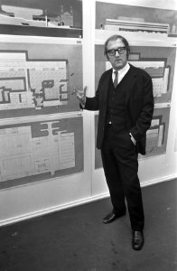 De Weense architect W. Holzbauer geeft een toelichting bij zijn winnend ontwerp , Bestanddeelnr 921-9255