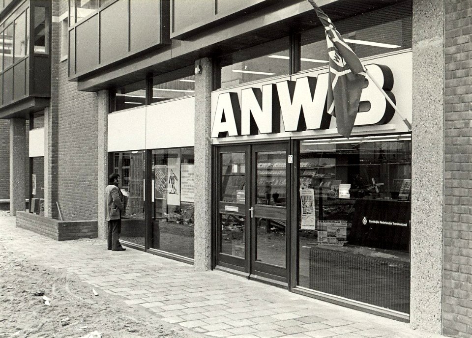De winkel van de ANWB, aan het Stationsplein Aangekocht in 1976 van United Photos de Boer bv. - Negatiefnummer 14137 k