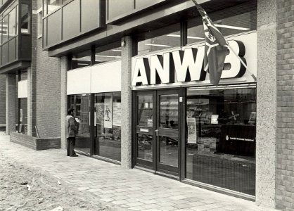 De winkel van de ANWB, aan het Stationsplein Aangekocht in 1976 van United Photos de Boer bv. - Negatiefnummer 14137 k