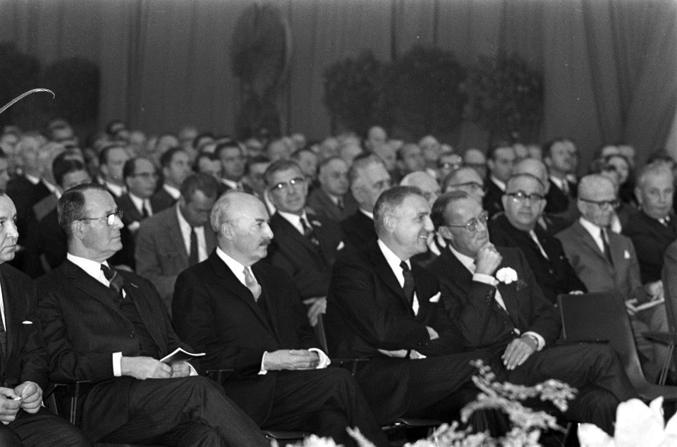 De zaal met genodigden, waaronder de Prins, luistert naar de toespraak van de bu, Bestanddeelnr 921-7096