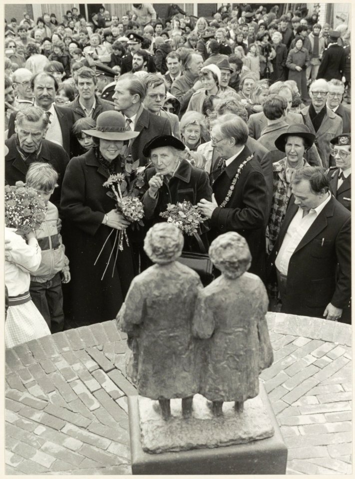 De weduwe van beeldhouwer Mari Andriessen,onthult met Koningin Beatrix en burgemeester Reehorst het beeldje van Tante Jans uit het Rozenprieel, die tijdens de tweede wereldoorlog veel voor d, NL-HlmNHA 54013935