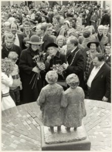 De weduwe van beeldhouwer Mari Andriessen,onthult met Koningin Beatrix en burgemeester Reehorst het beeldje van Tante Jans uit het Rozenprieel, die tijdens de tweede wereldoorlog veel voor d, NL-HlmNHA 54013935