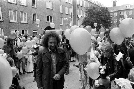 De wethouder tussen de feestvierende kinderen, Bestanddeelnr 928-1115