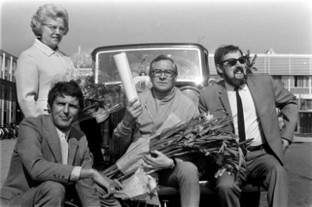 De winnaar van de Prix Italia . Bob Uschi van de NOS arriveert bij de RAI Amster, Bestanddeelnr 922-8206