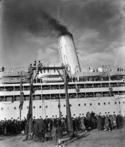 De SS Almanzora met 1900 gerepatrieerden uit Indie aan boord in de haven van Ams, Bestanddeelnr 901-3337