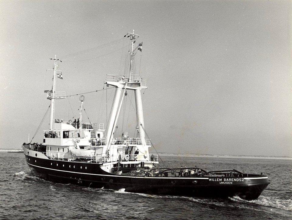 De zeesleper Willem barendsz gereed om de haven binnen te lopen. Aangekocht in 1977 van fotograaf C. de Boer. Identificatienummer 54-004385, NL-HlmNHA 54004385