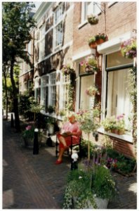 De winnares van de geveltuinenwedstrijd, Tanja Nunnink, voor haar woning Korte Houtstraat 17 zwart. NL-HlmNHA 54036363