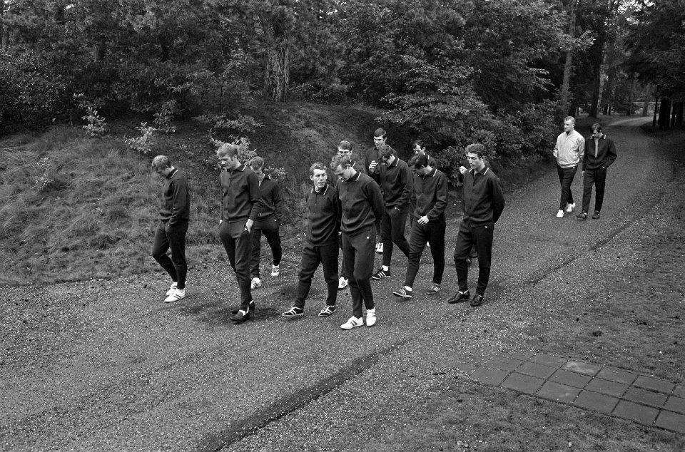De spelers maken een wandeling door het bos, Bestanddeelnr 921-6348