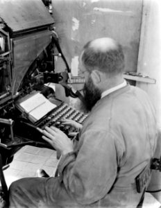 De zetterij van dagblad De Telegraaf waar een machinezetter bezig is kopij te , Bestanddeelnr 252-0364