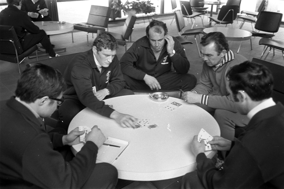 De spelers leggen een kaartje met trainer Happel, Bestanddeelnr 923-4404