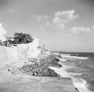 De zeekust achter de huizen aan de Pietermaaiweg in Willemstad op Curaçao, Bestanddeelnr 252-7111