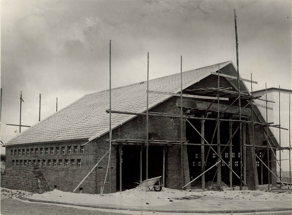 De werkzaamheden aan het nieuwe boothuis van de N.Z.H.R.M. dat dichtbij het strand wordt gebouwd, 15 juli 1953. Aangekocht in 1976 van fotograaf C. de Boer. Identificatienummer 54-010306, NL-HlmNHA 1478 25900 K 38