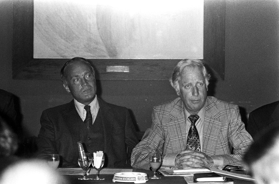 De Stoop bij elftal van FC Amsterdam in de kleedkamer, De Stoop (kop), Bestanddeelnr 926-6003
