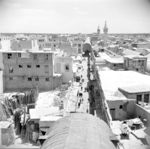 De straat genaamd de rechte darb al moestaqiem met een moskee en twee minar, Bestanddeelnr 255-5872