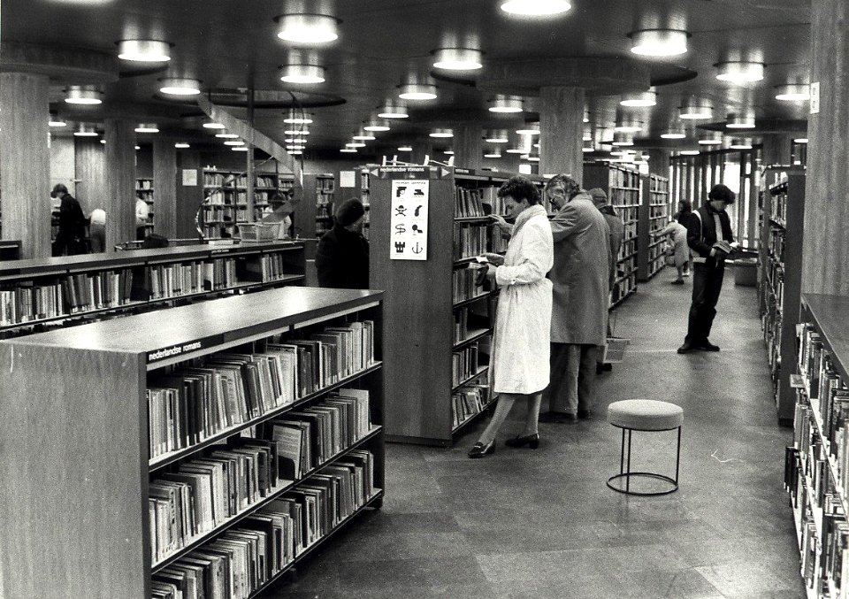 De stadsbibliotheek aan het Doelenplein. Aangekocht in 1983 van fotograaf C. de Boer. - Negatiefnummer 21695 k 11a. - Gepubliceerd in het Haarlems Dagblad van 12.08.1982. Identificatienummer, NL-HlmNHA 54013137
