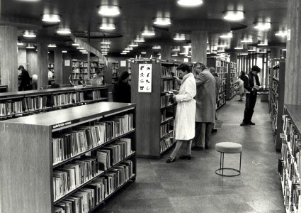 De stadsbibliotheek aan het Doelenplein. Aangekocht in 1983 van fotograaf C. de Boer. - Negatiefnummer 21695 k 11a. - Gepubliceerd in het Haarlems Dagblad van 12.08.1982. Identificatienummer, NL-HlmNHA 54013137