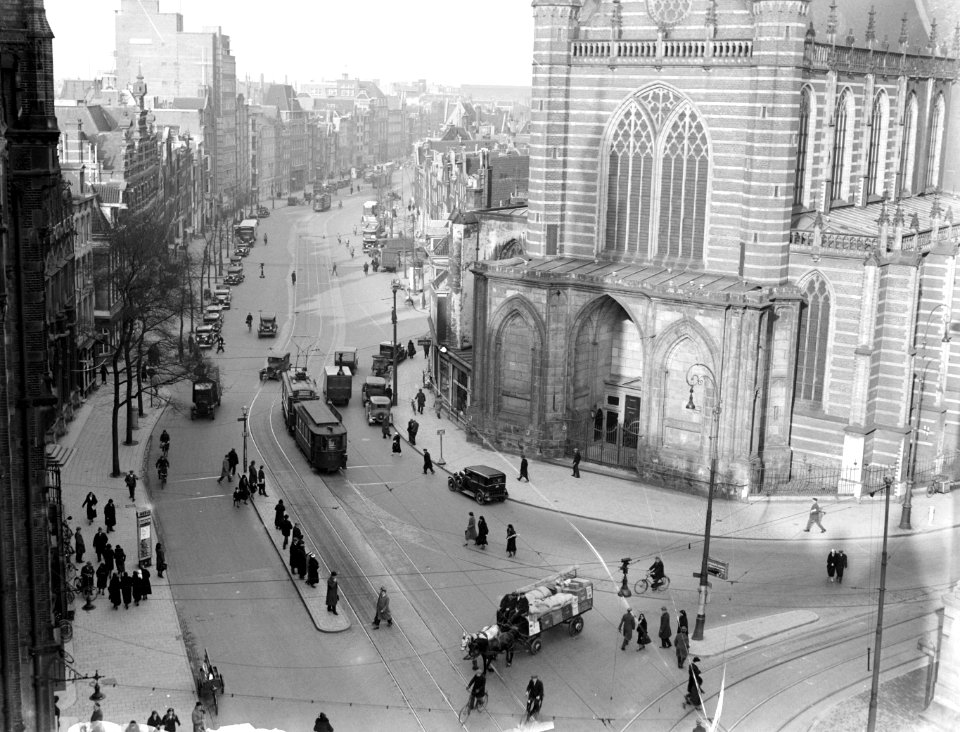 De Westzijde van de Nieuwe Kerk aan de Nieuwezijds Voorburgwal te Amsterdam gezi, Bestanddeelnr 189-0267