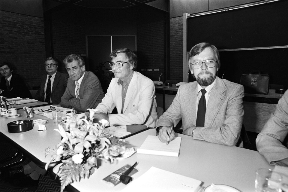 De werknemersdelegatie en voorzitter Rijkse (r) en de heer Laurier (m), secretar, Bestanddeelnr 930-9839