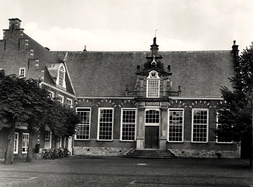 De westzijde, met binnenplaats. Aangekocht in 1977 van fototgraaf C. de Boer. Identificatienummer 54-004687, NL-HlmNHA 54004687