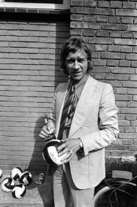 De Stoop bij elftal van FC Amsterdam in de kleedkamer, Frits Flinkevleugel zet h, Bestanddeelnr 926-6001