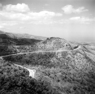 De weg tussen het vliegveld Maiquetia van Venezuela en Caracas, Bestanddeelnr 252-8427