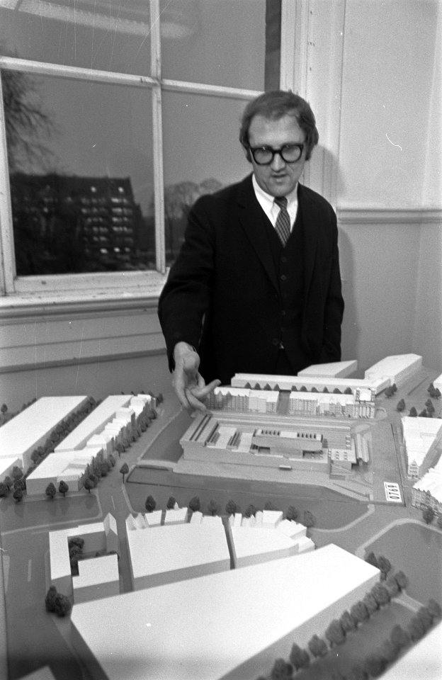 De Weense architect W. Holzbauer geeft een toelichting bij zijn winnend ontwerp , Bestanddeelnr 921-9256