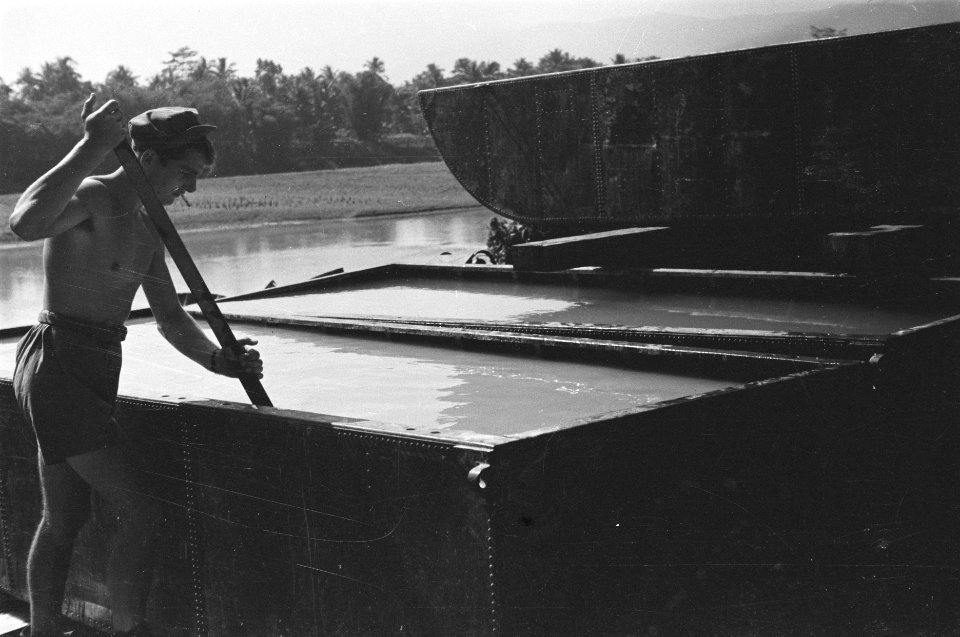 De watervoorziening van onze troepen vormt geen probleem. Een van de geallieerde, Bestanddeelnr 354-1-4