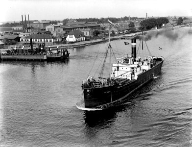 De SS Astarte, een Duits schip met een vlag met hakenkruis op het Noordzeekanaal, Bestanddeelnr 189-0471